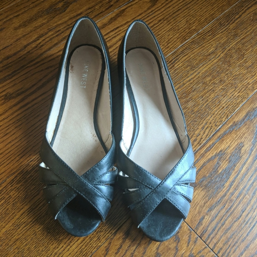 💃 Nine West 💃Open Toe Black Leather Low Wedge